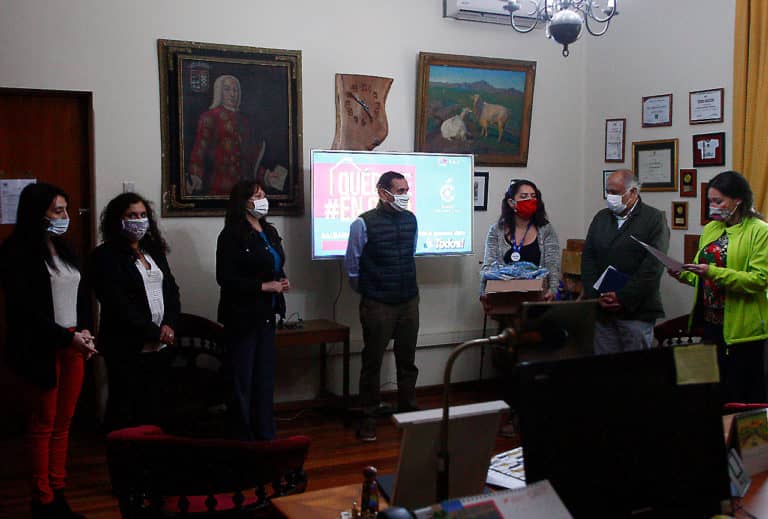 Centros de Acción de la Mujer fabrican mascarillas para usuarios de Cesfam de Curicó