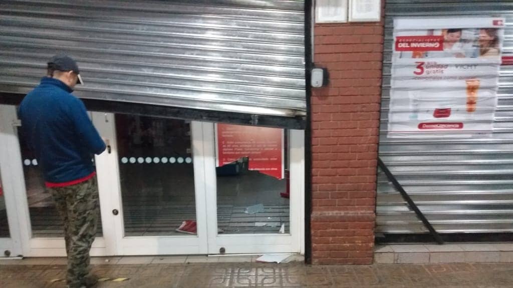 Carabineros detuvo a tres sujetos que robaron farmacia en Curicó durante toque de queda