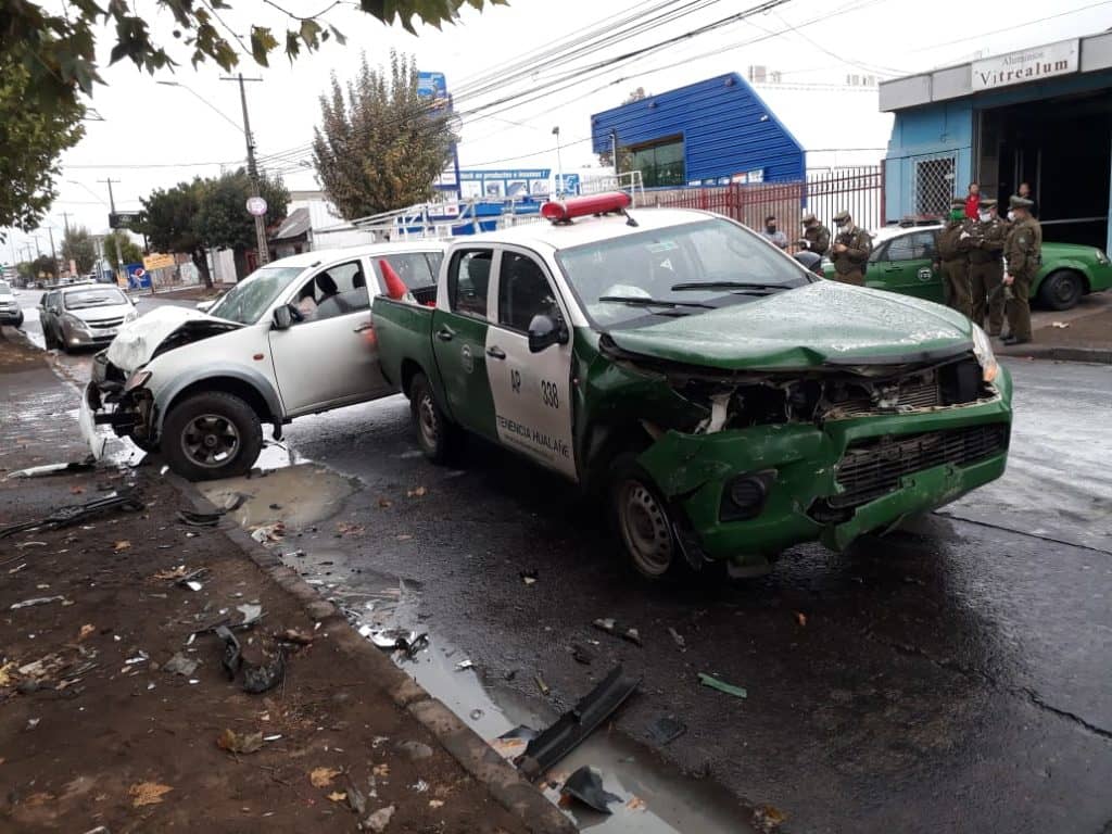 Vehículo de Carabineros de la Tenencia de Hualañé colisionó en Curicó
