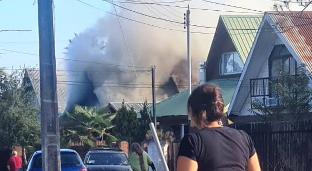Incendio destruyó dos viviendas en Villa Rapa Nui