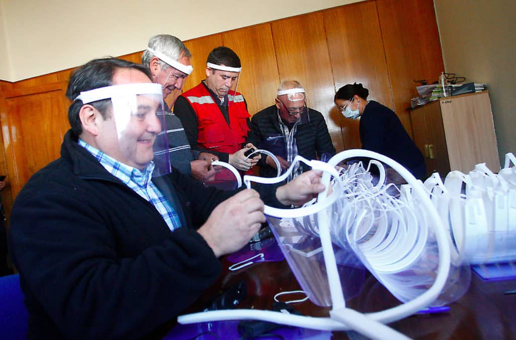 Funcionarios del Municipio de Curicó elaboran escafandras para recolectores de basura