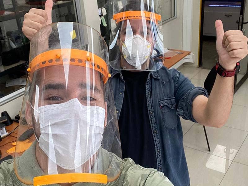 Universitarios entregaron 2.000 escudos faciales al Hospital Félix Bulnes para enfrentar la pandemia