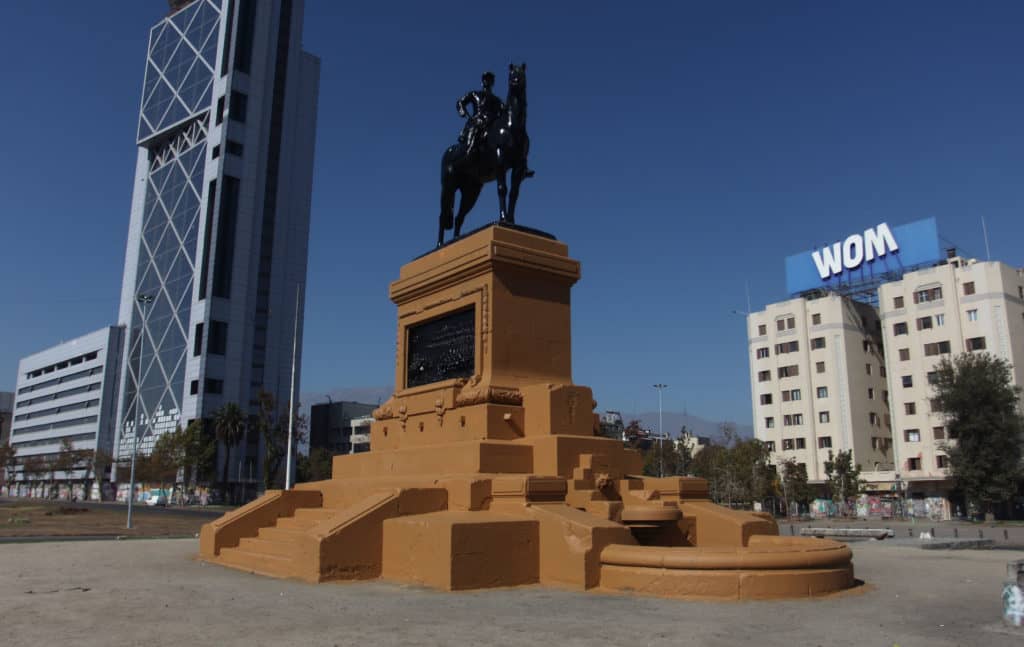 Pintan monumento de general Baquedano en Plaza Italia