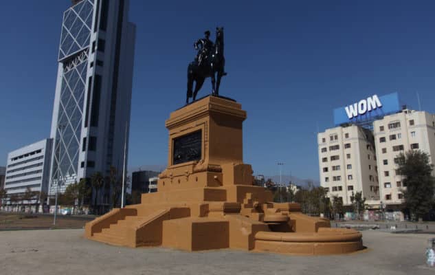 Pintan monumento de general Baquedano en Plaza Italia