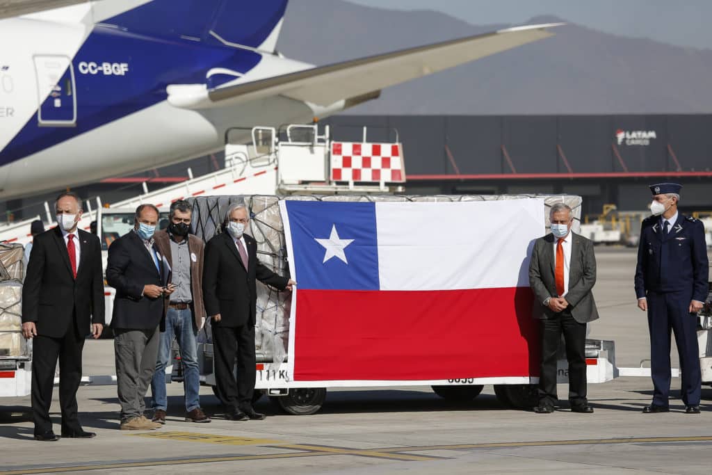 Piñera recibe 218 nuevos ventiladores mecánicos provenientes de China y Holanda
