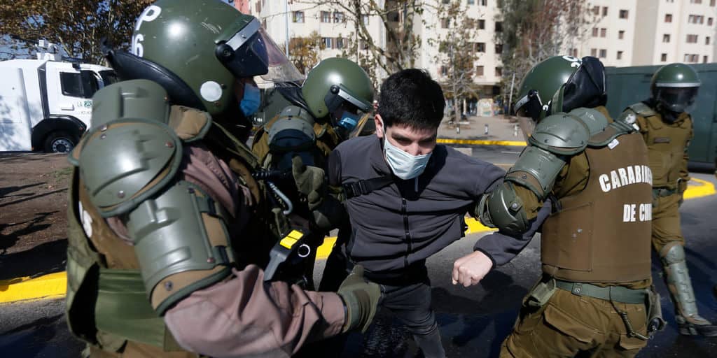 Carabineros lleva adelante ola de detenciones contra la prensa durante manifestaciones por el Día del Trabajador