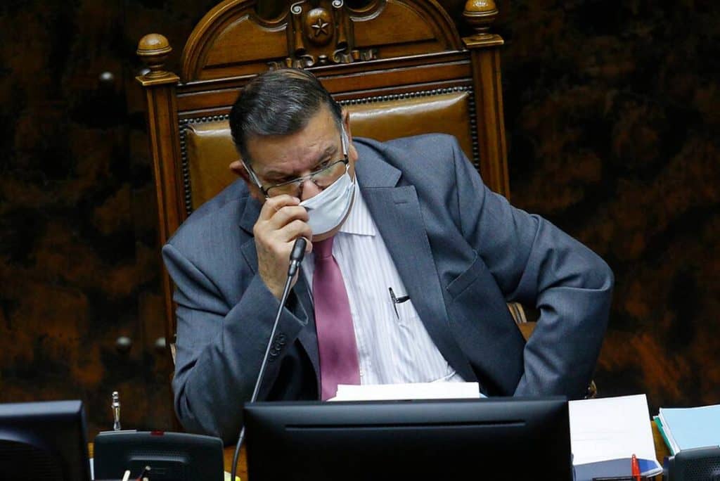 Senador Quinteros afirma que enfermera que le realizó el test PCR lo autorizó a viajar sin esperar resultados