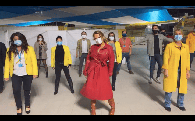 Alcaldesa Cathy Barriga protagoniza cinco nuevas coreografías junto a sus trabajadores