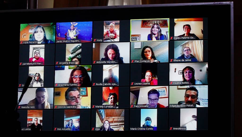 Mujeres de Curicó participaron en conversatorio virtual por el día de la madre