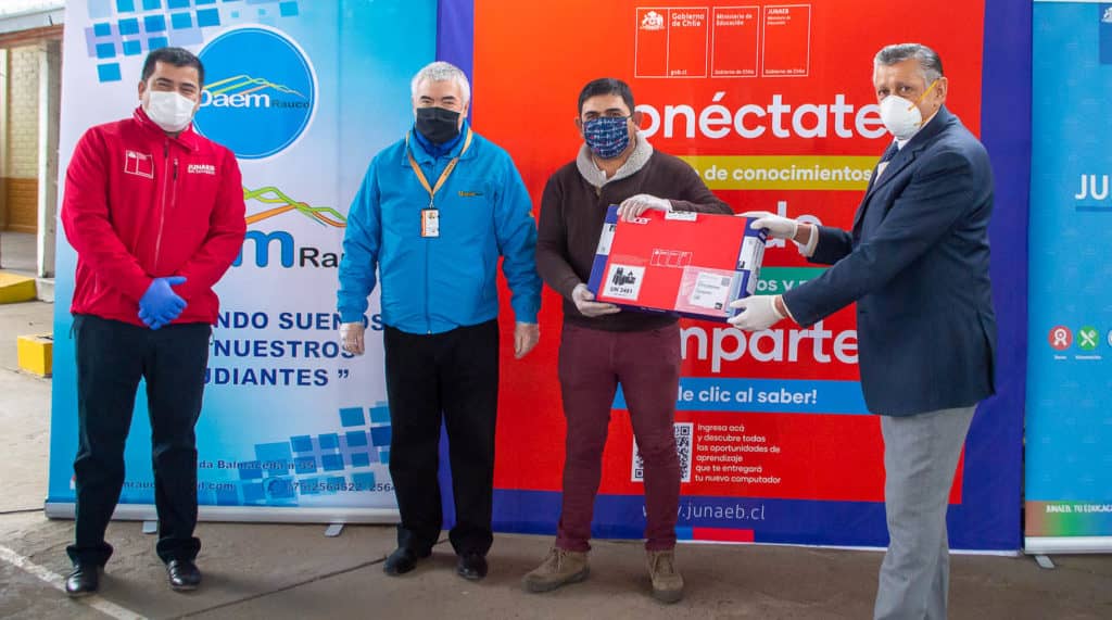 105 alumnos de Rauco recibieron computadores