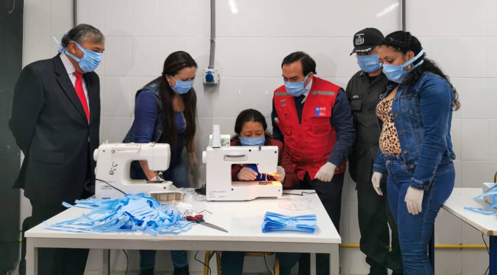 Internas reciben máquinas de coser para la confección de mascarillas