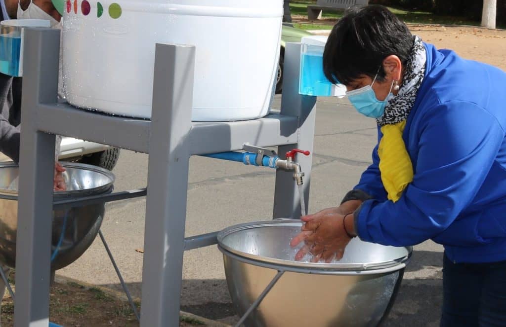 Instalan lavamos portátiles en Teno para prevenir coronavirus