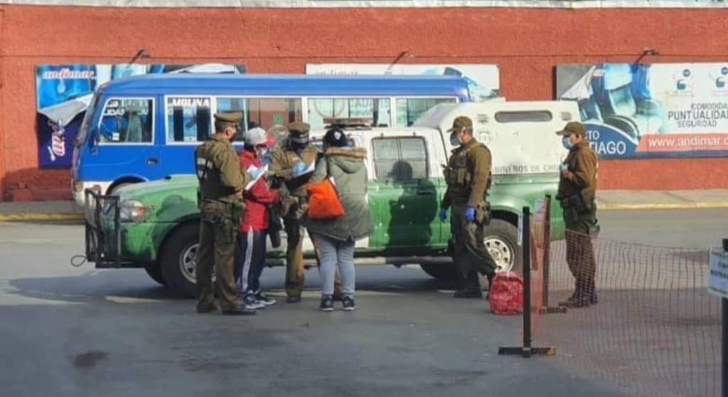 Hombre detenido en Terminal de Curicó por COVID-19 visitó a su madre de 80 años y falsificó salvoconducto