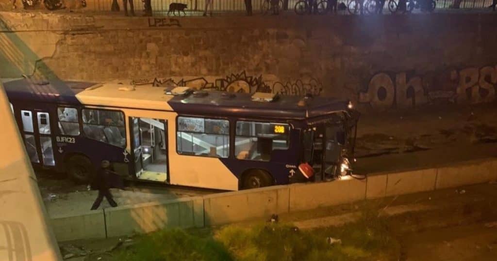 Micro cayó al lecho del Río Mapocho en Santiago: Accidente deja cinco lesionados