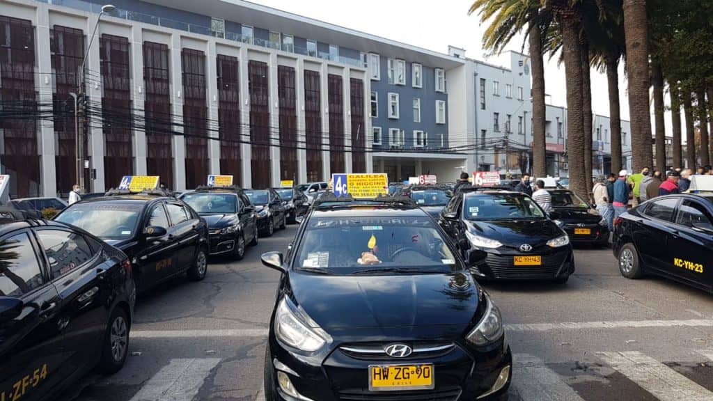 Taxis colectivos se movilizaron para exigir apoyo