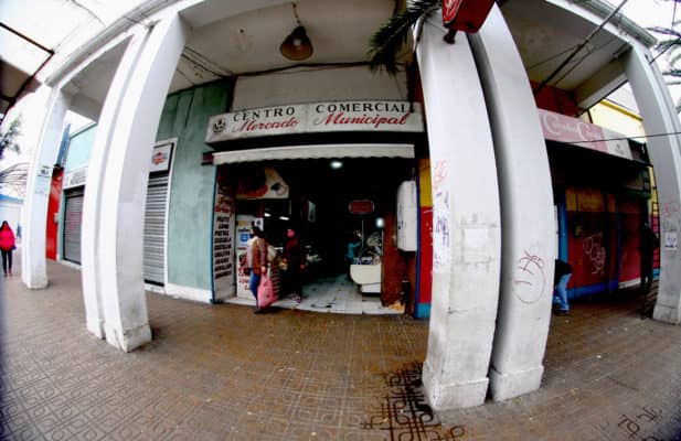 Locatarios del Mercado Municipal de Curicó piden ayuda para internar a hombre que sufre enfermedad mental