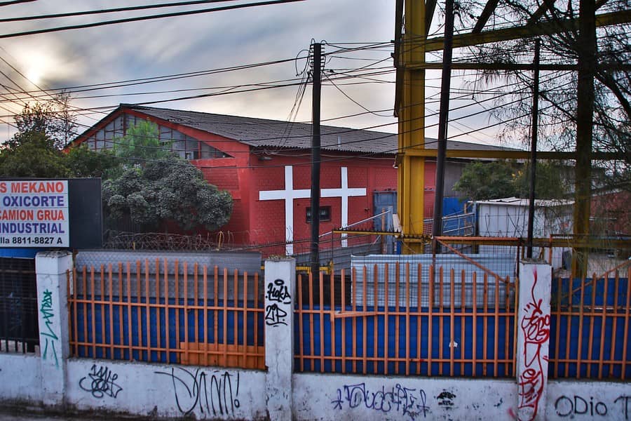 Decretan arresto domiciliario nocturno para organizador de fiesta con 400 personas en Maipú
