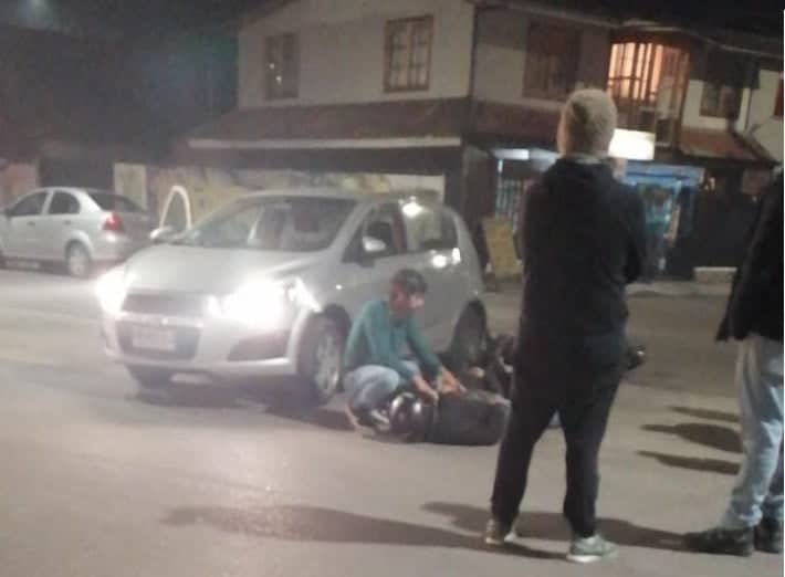 Jóvenes ocupantes de motocicleta se estrellan contra automóvil en Bombero Garrido