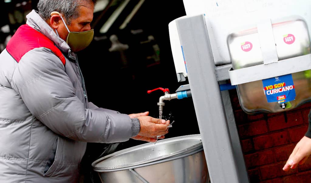 Instalan nuevo lavamanos sanitario en Terminal de Buses de Curicó