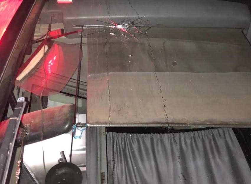 Grupo de manifestantes ataca con piedras bus con trabajadores frutícolas