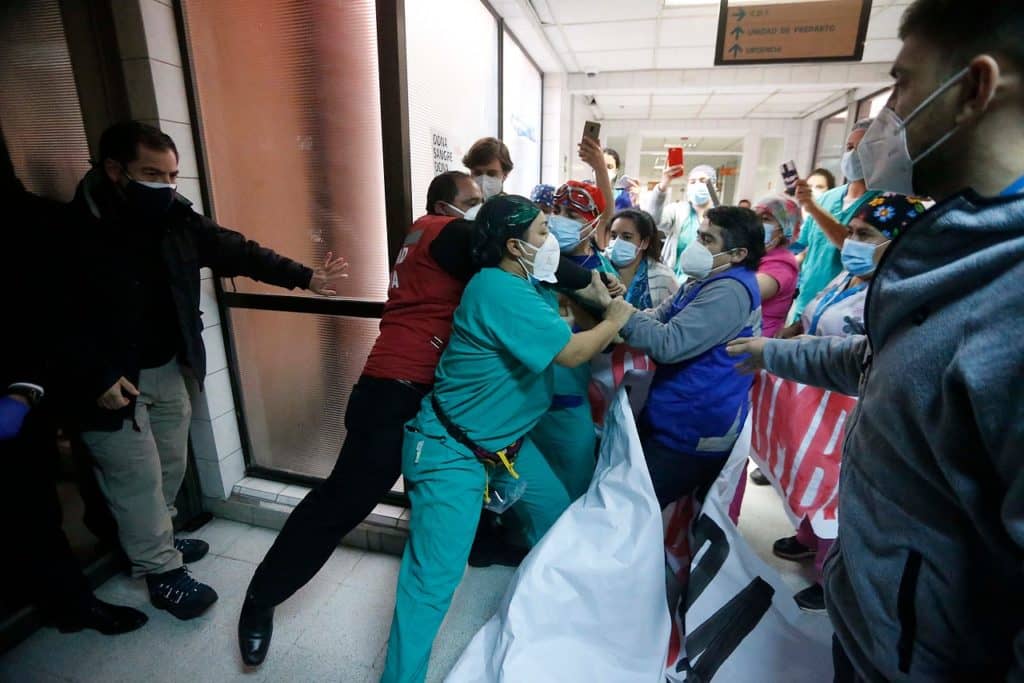 Reciben con protestas a ministro Enrique Paris en el Hospital San José