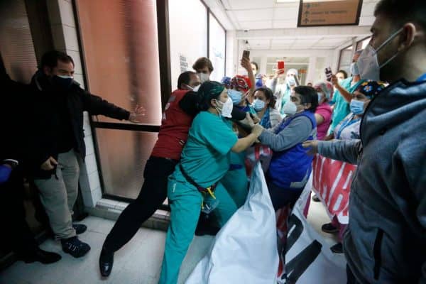 Reciben con protestas a ministro Enrique Paris en el Hospital San José