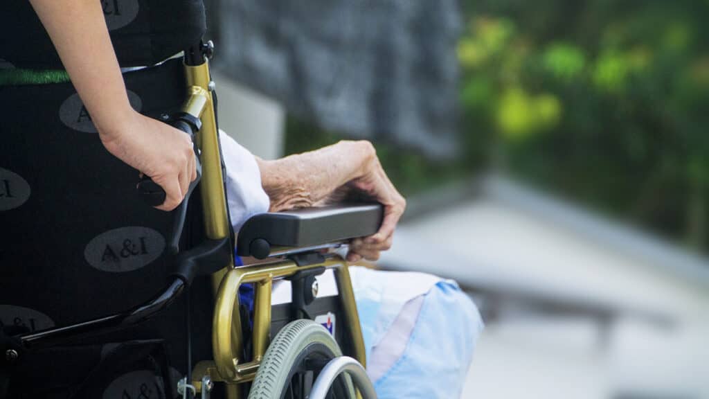 Adultos mayores en hogares de larga estadía podrán recibir visitas y salir a caminar