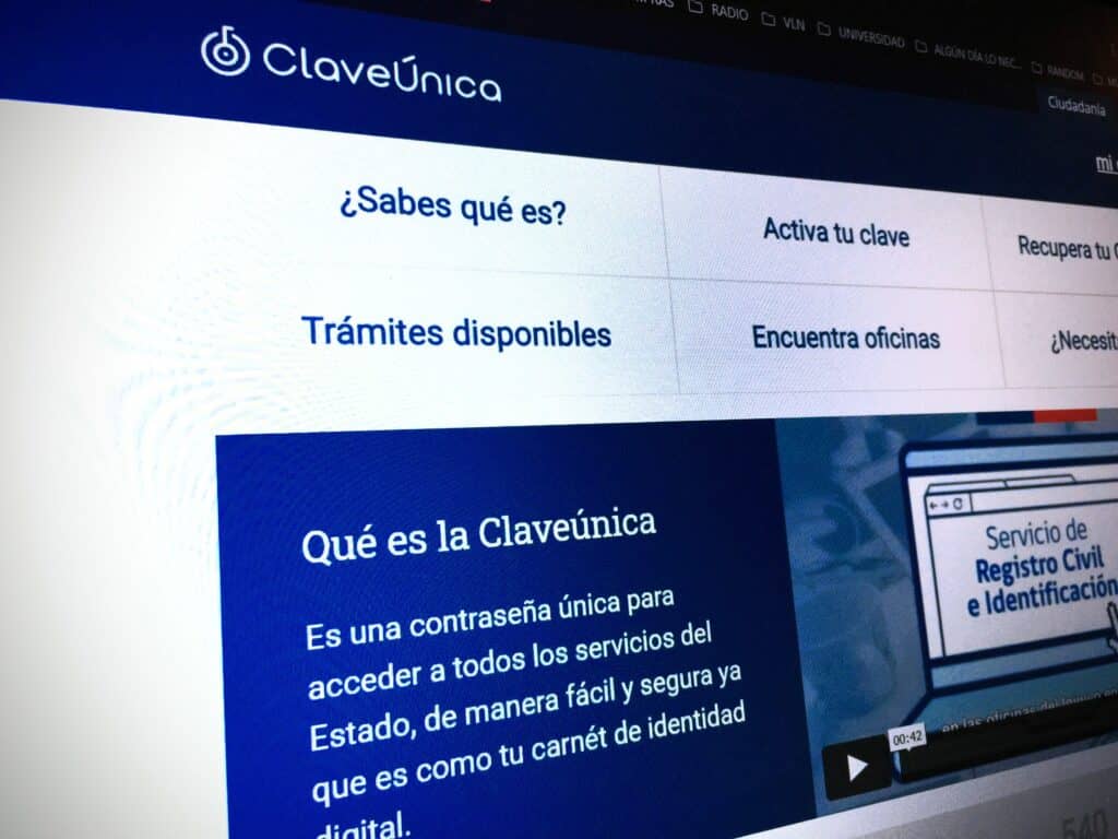 Alertan por estafa de sujetos que piden Clave Única para cobrar bonos del gobierno en Escuela Isla de Marchant de Curicó