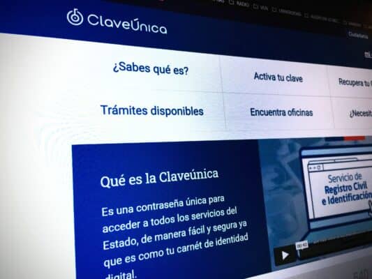Alertan por estafa de sujetos que piden Clave Única para cobrar bonos del gobierno en Escuela Isla de Marchant de Curicó