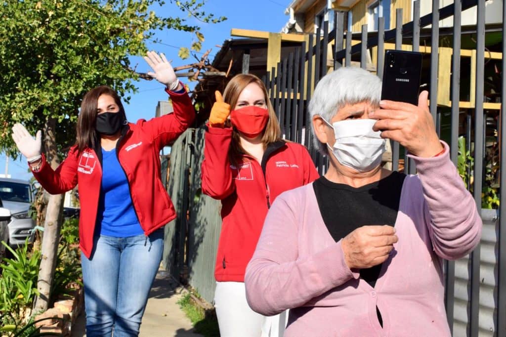 Adultas mayores del Maule recibieron smartphones para recibir clases online y acercarse a la tecnología