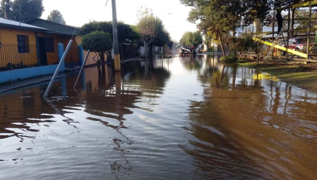 Vecinos denuncian inundaciones por abandono de recolector de agua lluvia