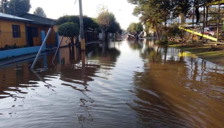 Vecinos denuncian inundaciones por abandono de recolector de agua lluvia
