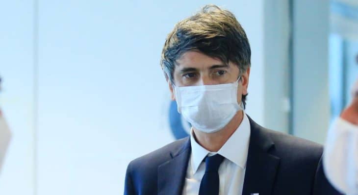 Más de 100 científicos y académicos piden la salida de Couve por respaldar a Mañalich
