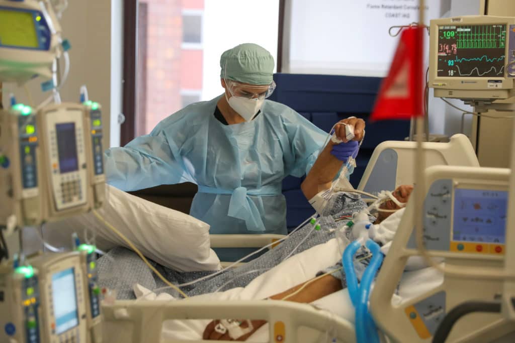 Sobreviviente de Covid-19 recibe factura de un millón de dólares del hospital en EEUU