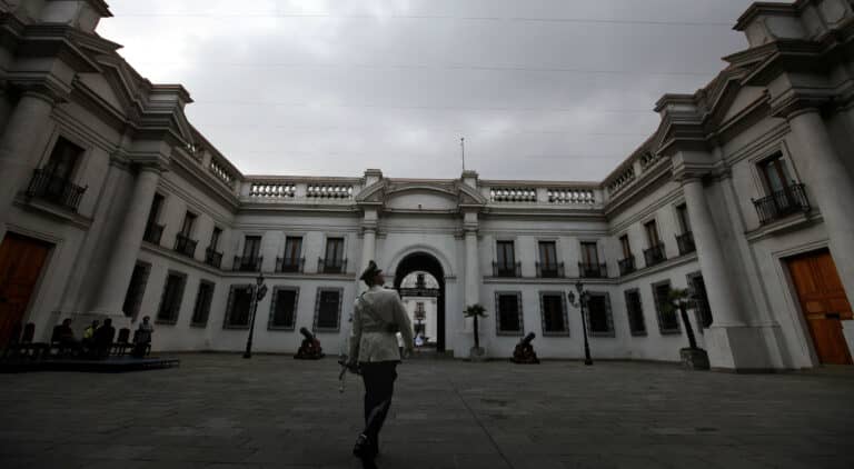 Descartan presencia de artefacto explosivo en La Moneda tras llamado anónimo a Carabineros