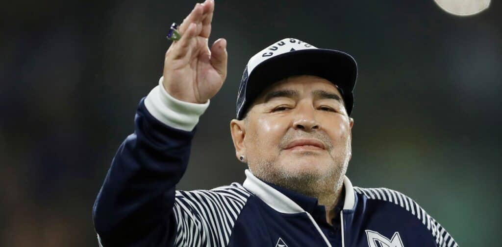 Borracho y bajándose los pantalones: filtran vergonzoso video de Maradona con su expareja