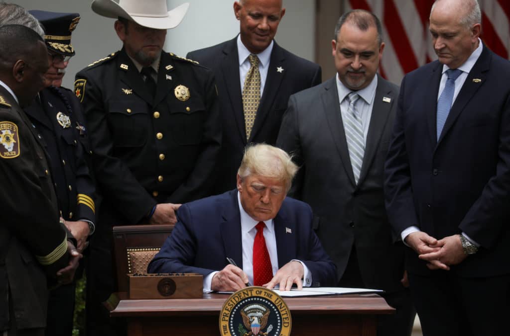 Donald Trump reforma actuación policial que prohibirá los estrangulamientos en los arrestos
