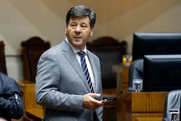 Senador Castro de RN afirma tener definido su voto sobre el retiro de fondos previsionales y dice que "no aceptará presiones de nadie"