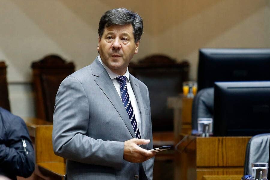 Senador Castro de RN afirma tener definido su voto sobre el retiro de fondos previsionales y dice que "no aceptará presiones de nadie"