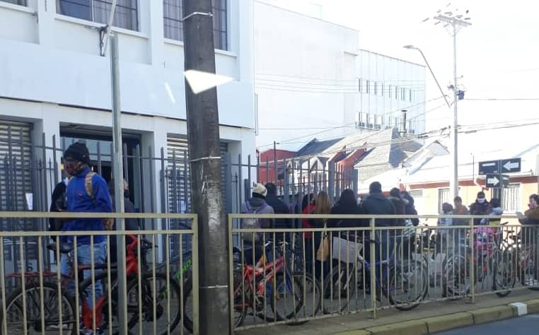 Usuarios reclaman por lenta atención en oficina de Chile Atiende de Curicó