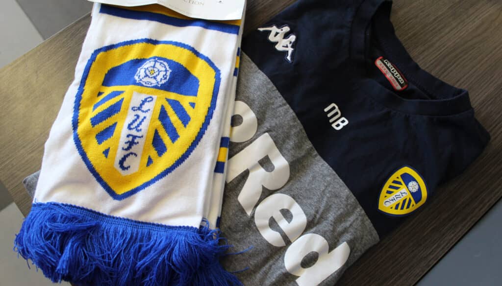 Marcelo Bielsa dona camiseta original y bufanda del Leeds para rifa solidaria en ayuda de los niños con cáncer