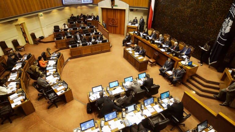 Senado rechazó reajuste al salario mínimo y proyecto pasará a Comisión Mixta