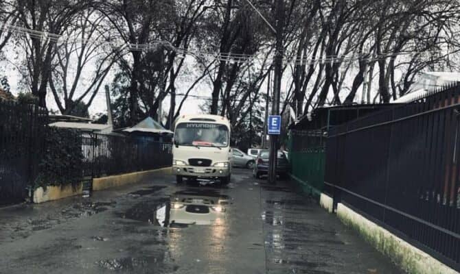 Conductores evitan control sanitario de Alameda Sur utilizando angosto pasaje de Villa las Mercedes