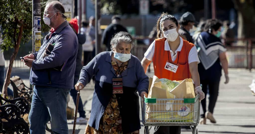 Mayores de 75 años podrán salir a la calle por una hora desde este sábado