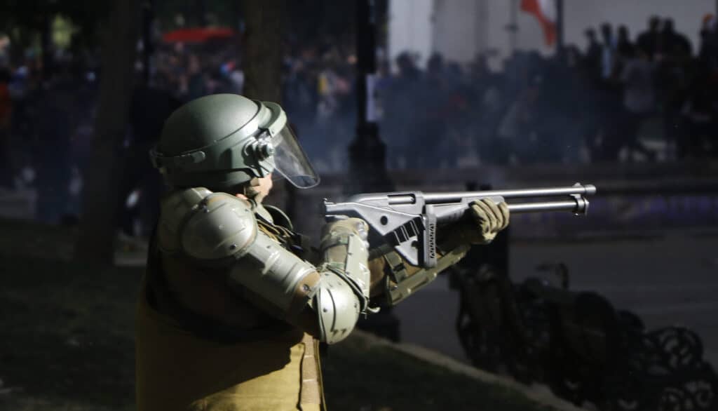 Desde nuevos químicos y altavoz de alta frecuencia: Carabineros publica nuevo protocolo para orden público