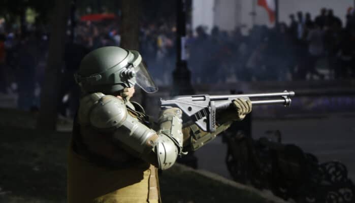 Desde nuevos químicos y altavoz de alta frecuencia: Carabineros publica nuevo protocolo para orden público
