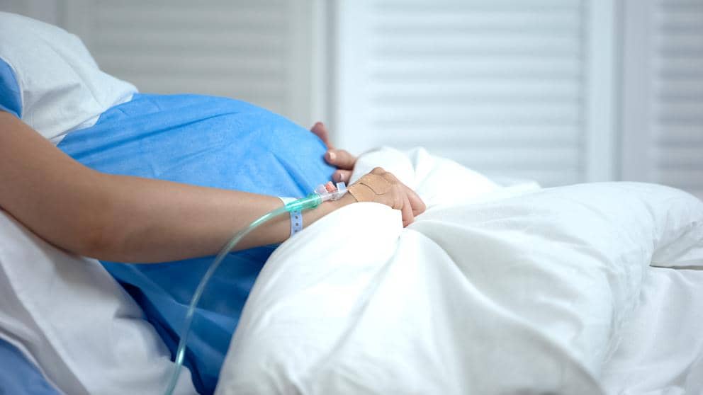 Madre con COVID-19 da a luz y fallece en Hospital de Linares: bebé no está contagiado