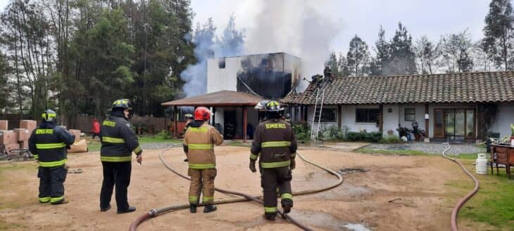 Incendio afectó a vivienda en sector Zapallar: tres unidades de bomberos se trasladaron al lugar