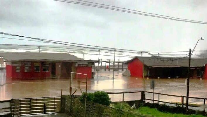 Temporal de lluvia y viento provoca anegamientos en la costa curicana