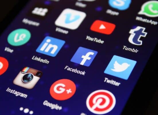 El precio que pagamos por iniciar sesión con Facebook o Google en las aplicaciones